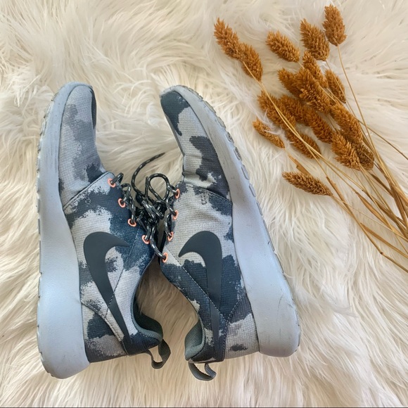 NIKE ROSHE RUN BLUE CAMO PRINT SIZE 5 - Picture 3 of 6